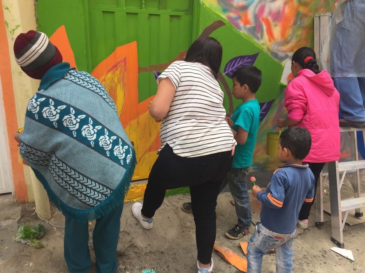 Niños y niñas en Ciudad Bolívar pintan y embellecen su huerta comunitaria