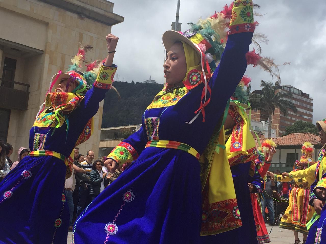 Con trajes típicos y bailes tradicionales bolivianos se toman las calles de La Candelaria 