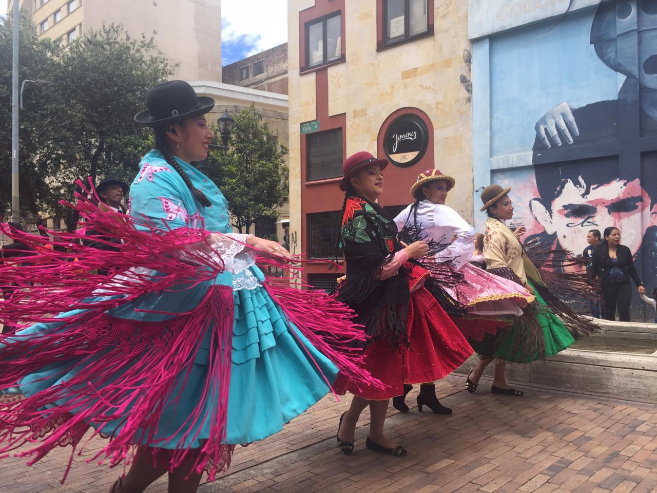 Con trajes típicos y bailes tradicionales bolivianos se toman las calles de La Candelaria 