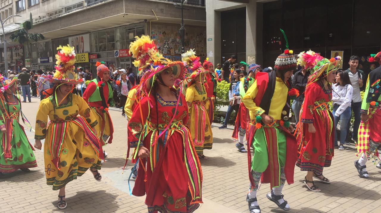 Con trajes típicos y bailes tradicionales bolivianos se toman las calles de La Candelaria 