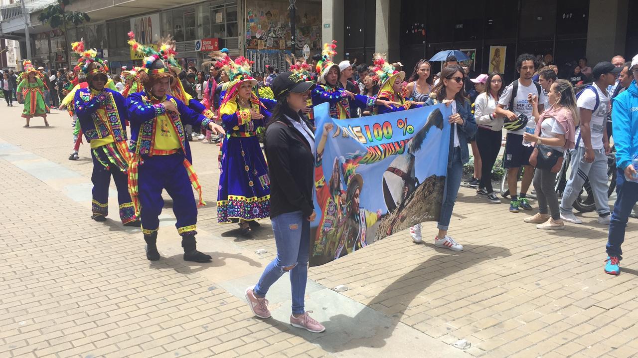 Con trajes típicos y bailes tradicionales bolivianos se toman las calles de La Candelaria 