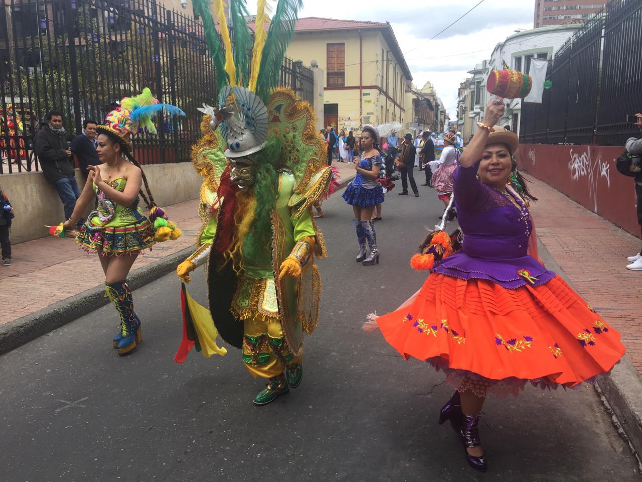 Con trajes típicos y bailes tradicionales bolivianos se toman las calles de La Candelaria 