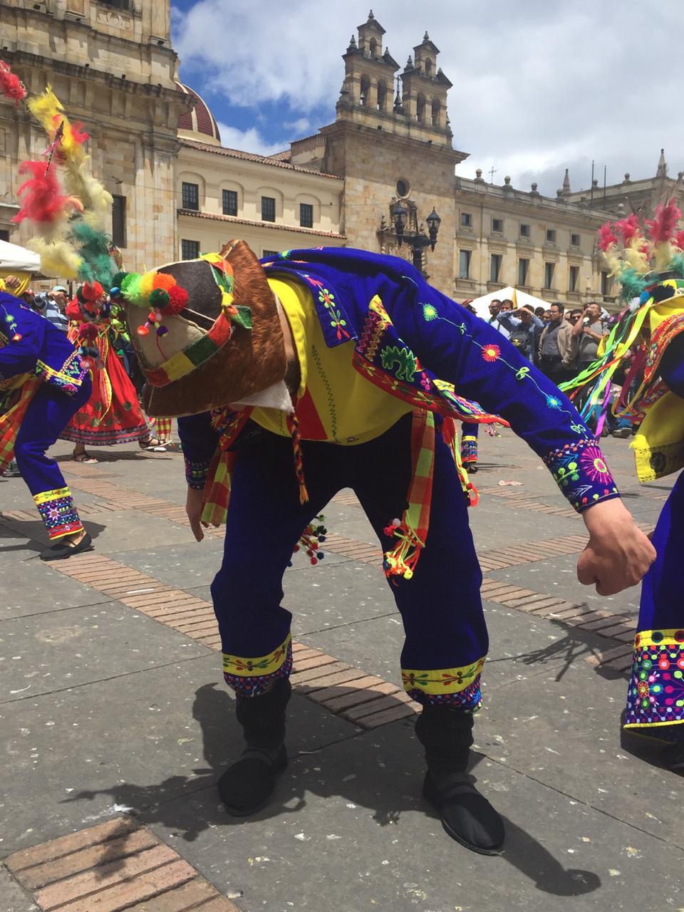 Con trajes típicos y bailes tradicionales bolivianos se toman las calles de La Candelaria 