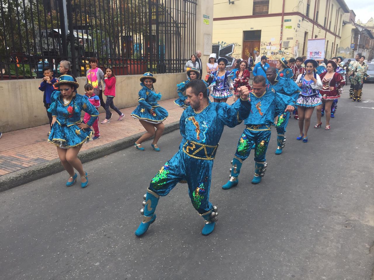 Con trajes típicos y bailes tradicionales bolivianos se toman las calles de La Candelaria 