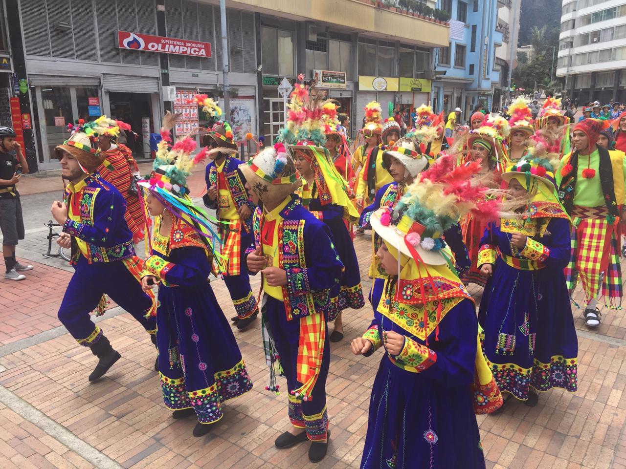 Con trajes típicos y bailes tradicionales bolivianos se toman las calles de La Candelaria 