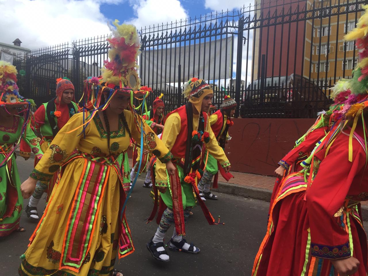 Con trajes típicos y bailes tradicionales bolivianos se toman las calles de La Candelaria 