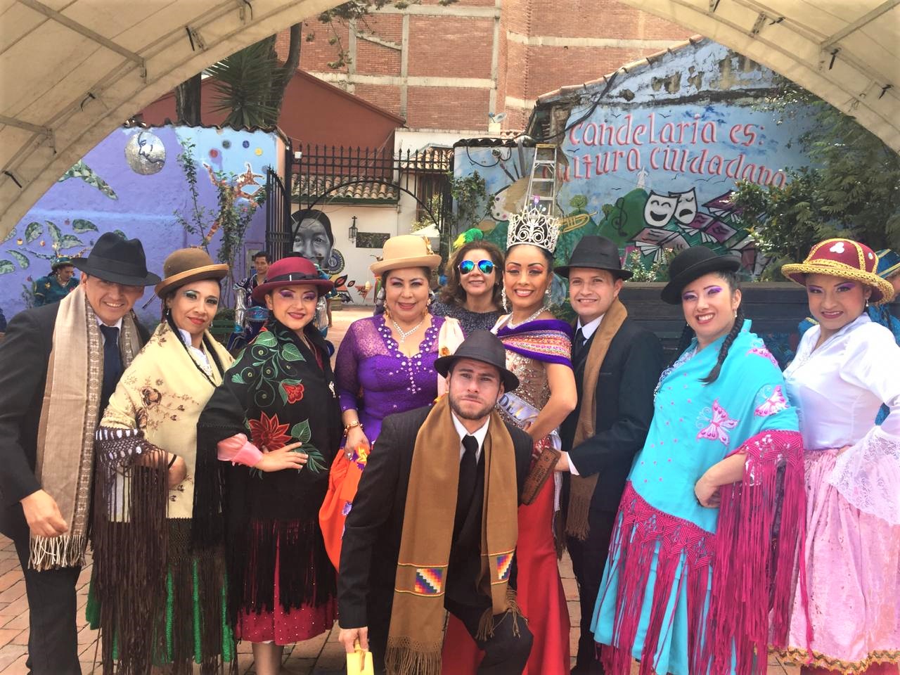 Con trajes típicos y bailes tradicionales bolivianos se toman las calles de La Candelaria 