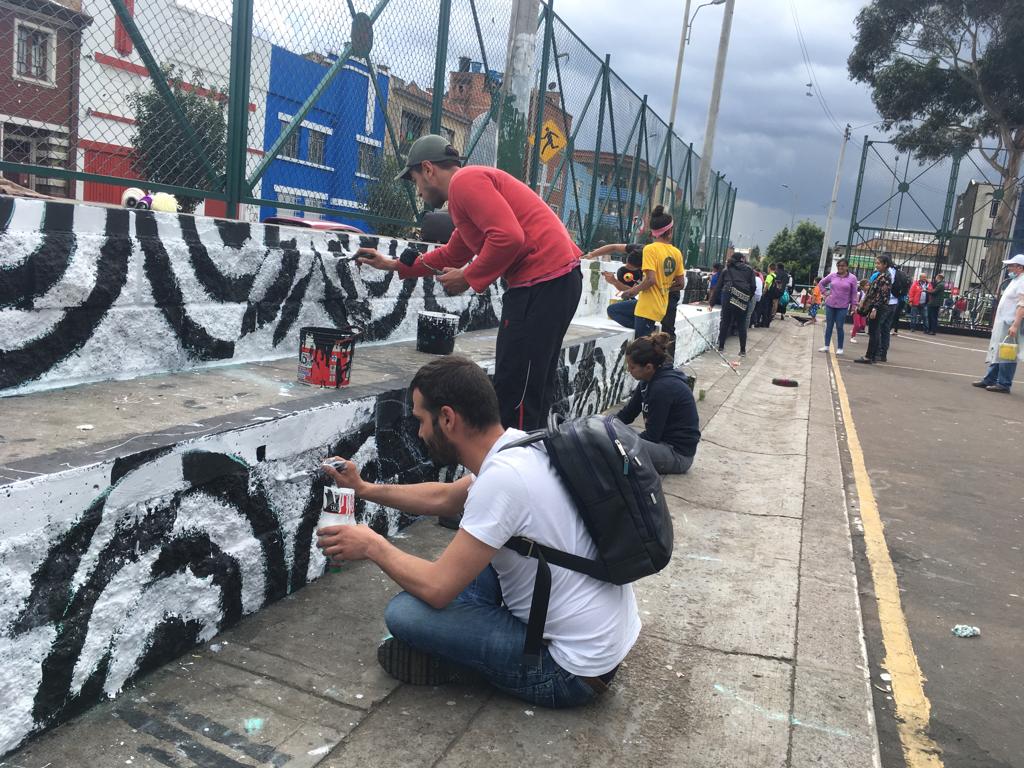 La comunidad del barrio Santa Fe embellece su parque, pintando la cancha de fútbol y baloncesto