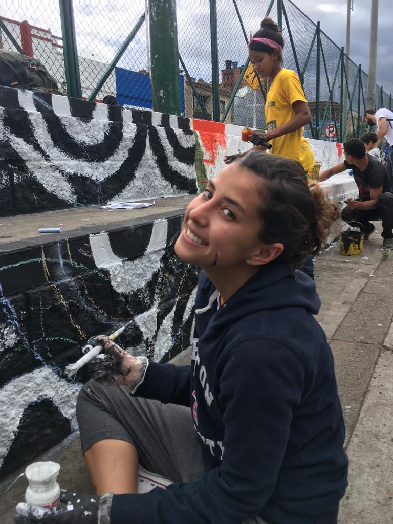 La comunidad del barrio Santa Fe embellece su parque, pintando la cancha de fútbol y baloncesto