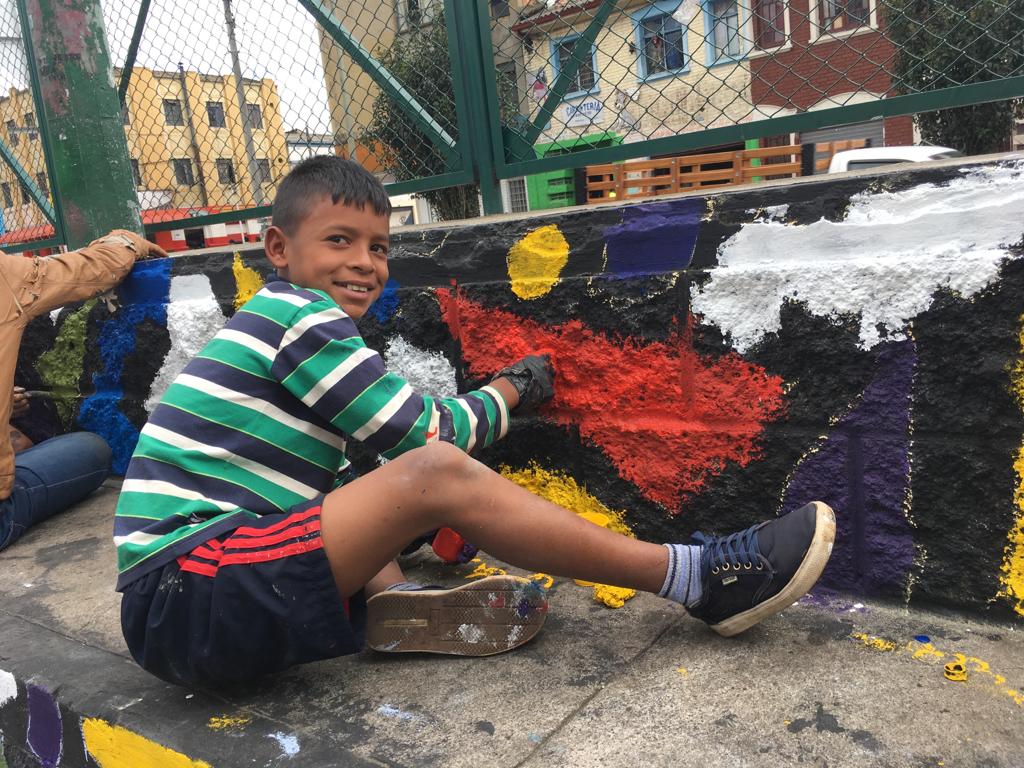 La comunidad del barrio Santa Fe embellece su parque, pintando la cancha de fútbol y baloncesto