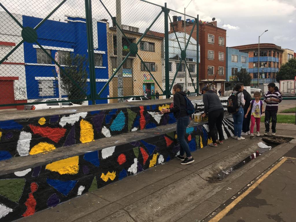 La comunidad del barrio Santa Fe embellece su parque, pintando la cancha de fútbol y baloncesto