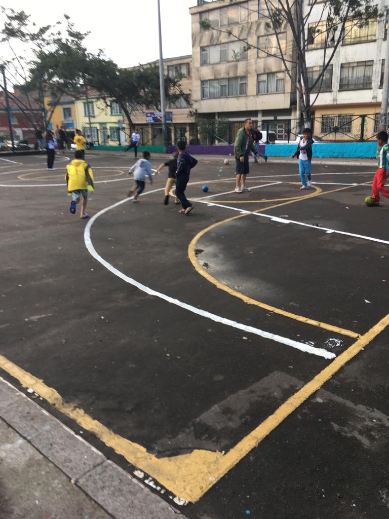 La comunidad del barrio Santa Fe embellece su parque, pintando la cancha de fútbol y baloncesto