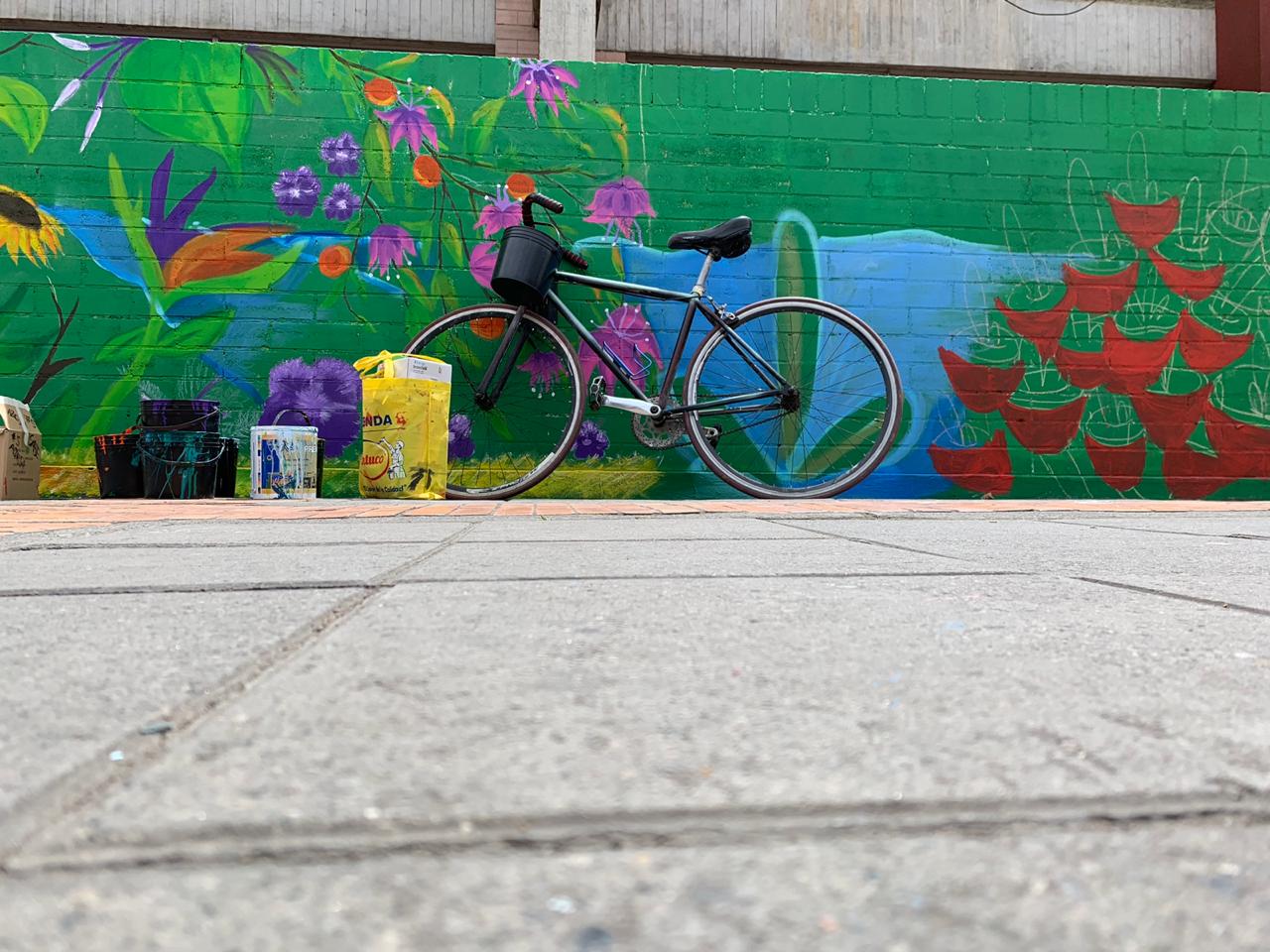 <p>Mural Comunitario con alumnos del Colegio Gabriel Betancourt Mejía y habitantes del barrio el Tintal</p>