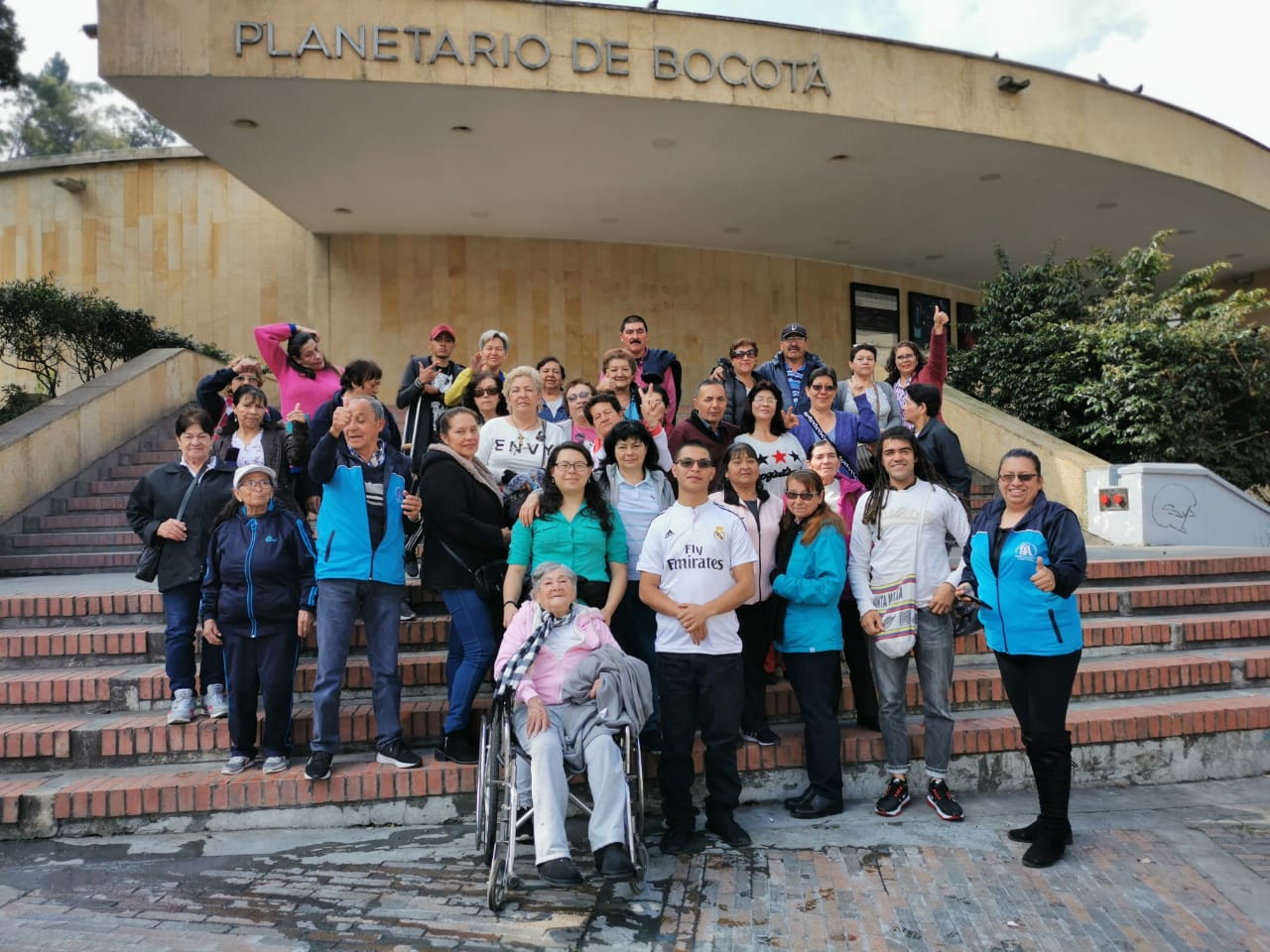 40 personas mayores de la localidad de Ciudad Bolívar visitan el Planetario Distrital