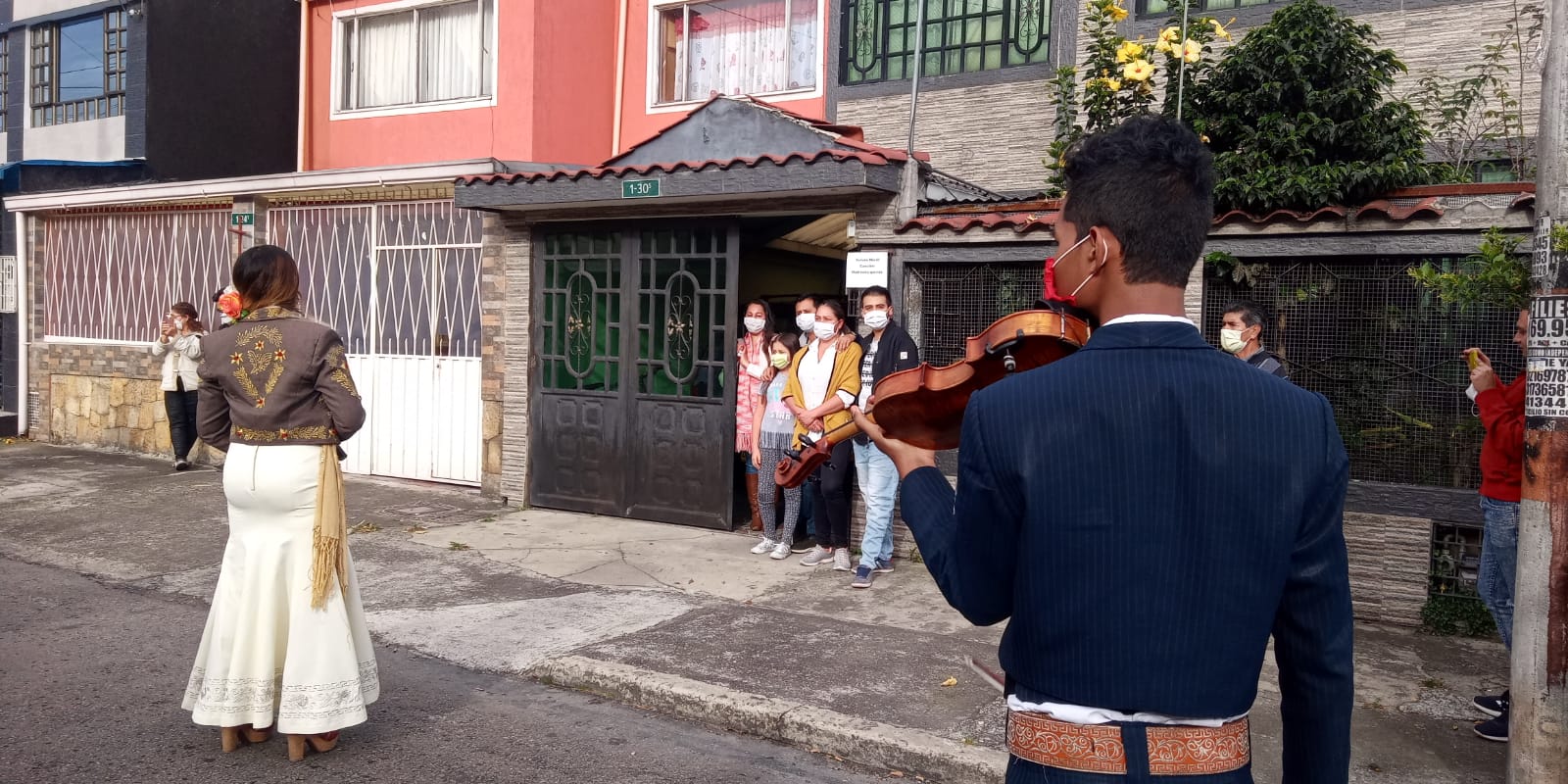 Con mariachis la JAC del barrio Calvo Sur celebró el Día de la Madre