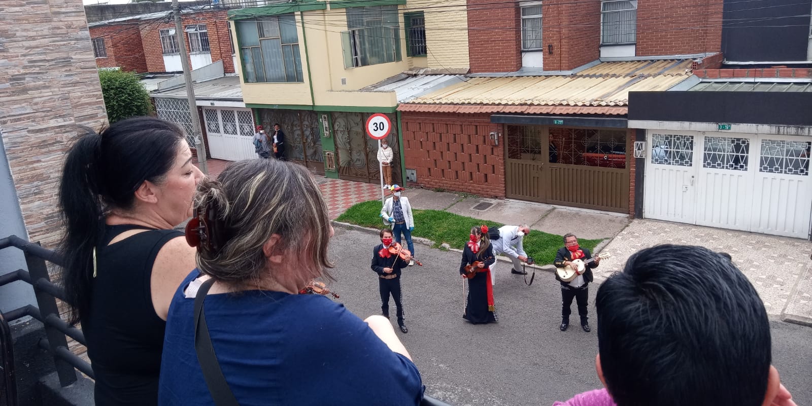 Con mariachis la JAC del barrio Calvo Sur celebró el Día de la Madre