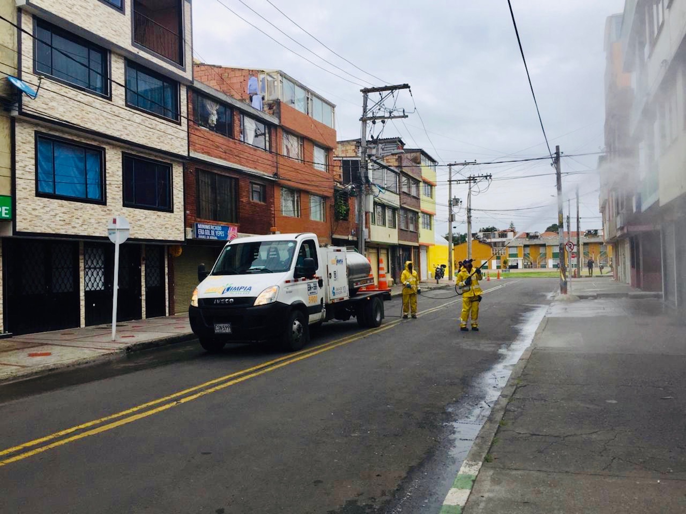 Primera jornada participativa de desinfección de fachadas en Suba