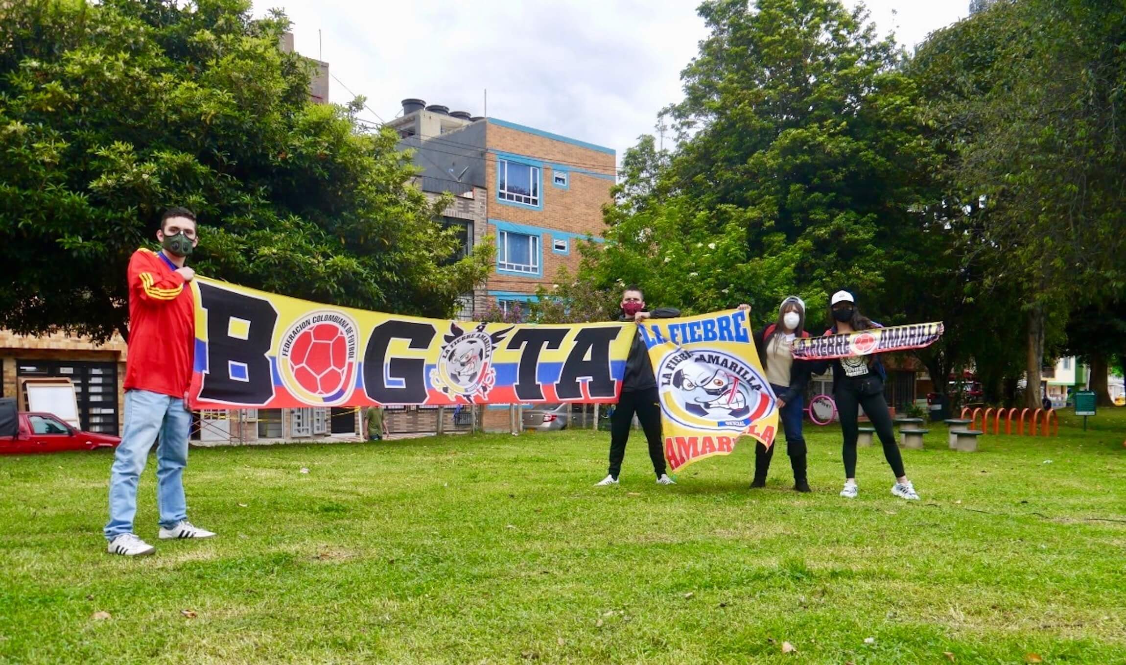 Imagen de La Fiebre Amarilla’ es un grupo conformado por hombres y mujeres amantes del fútbol, que hacen parte de las diferentes hinchadas de Colombia, responsables con visibilizar y generar espacios de convivencia, tolerancia y paz, alentando a la Selección Colombia en los partidos desde hace cuatro años