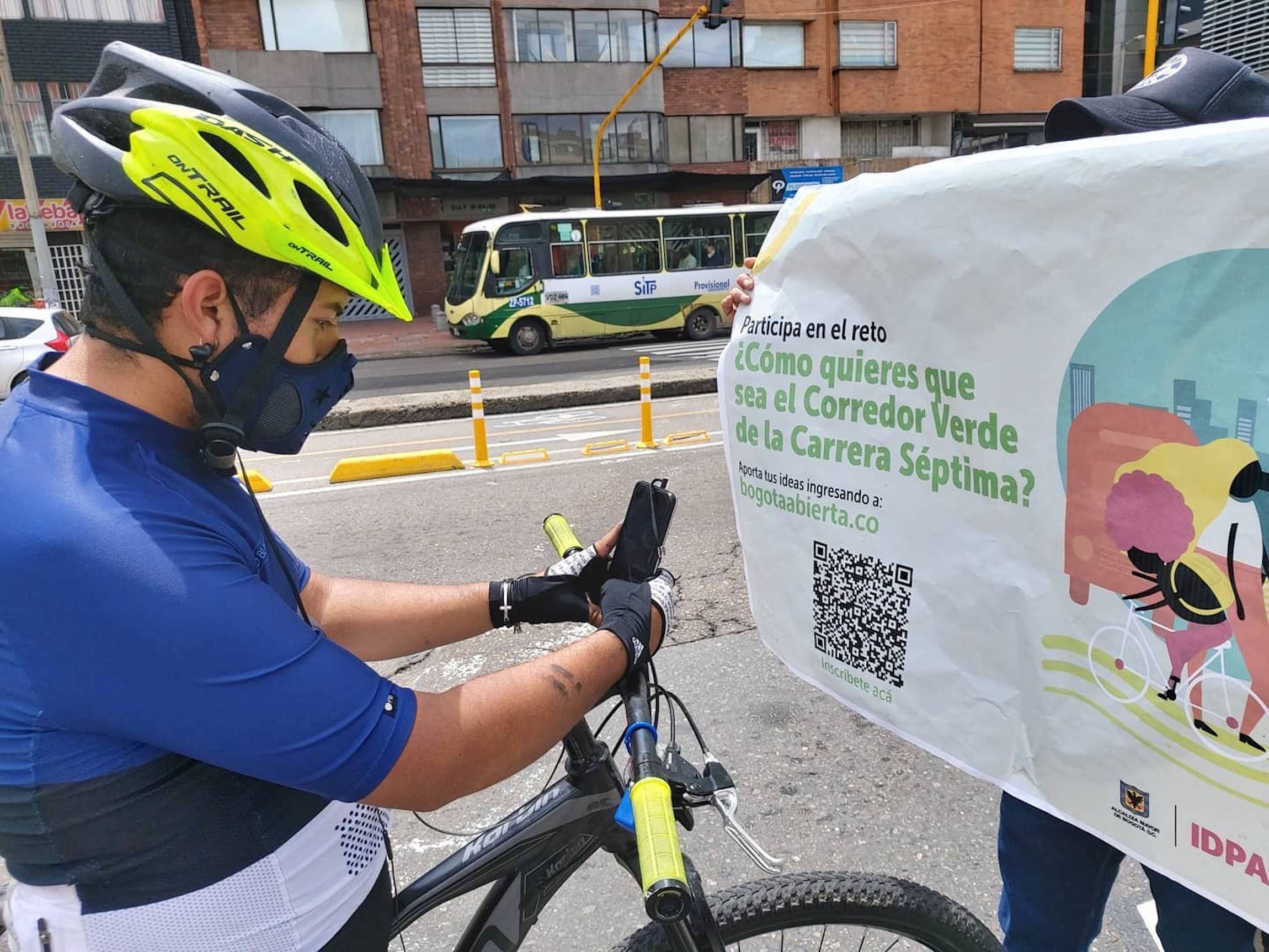 Persona en bicicleta en la actividad del IDPAC y el IDU activan punto para la participación Corredor Verde Carrera Séptima