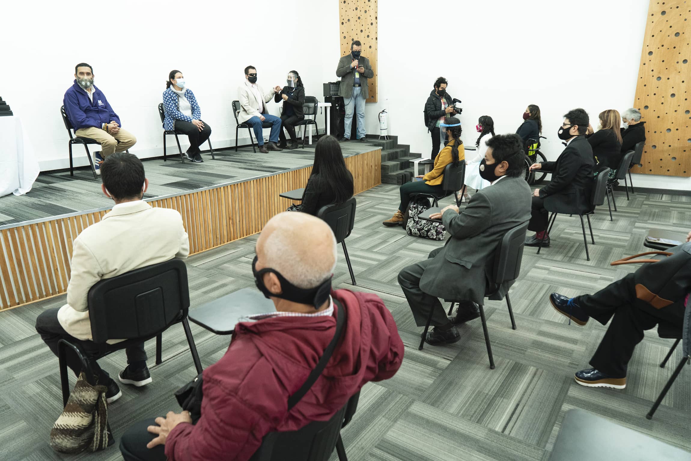 Foto de personas reunidas en auditorio IDPAC