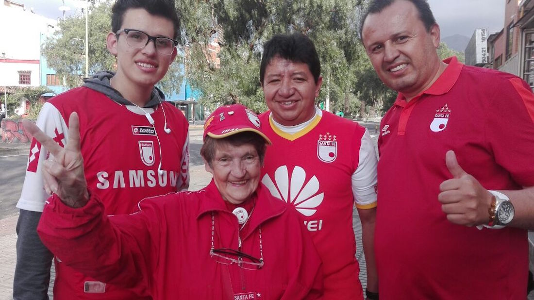 60 años animando a su equipo en el Campín de Bogotá