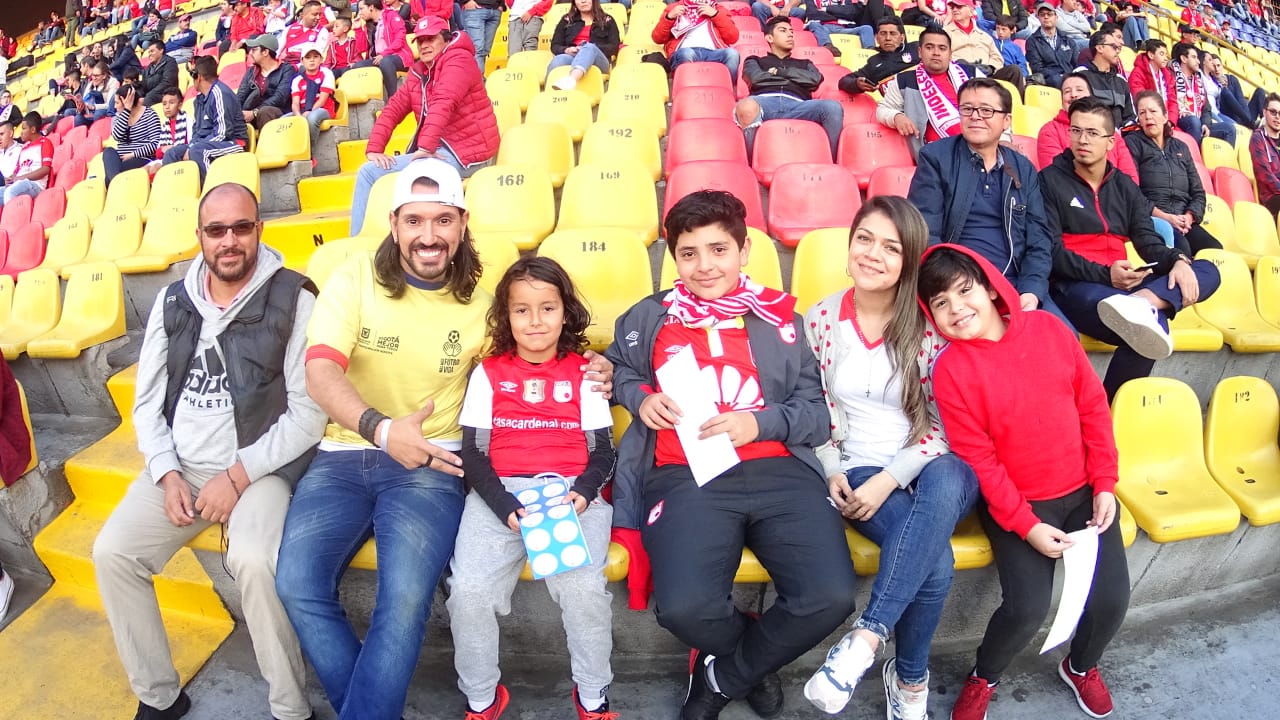 Hinchas dan ejemplo en el fútbol de Puertas Abiertas en Bogotá