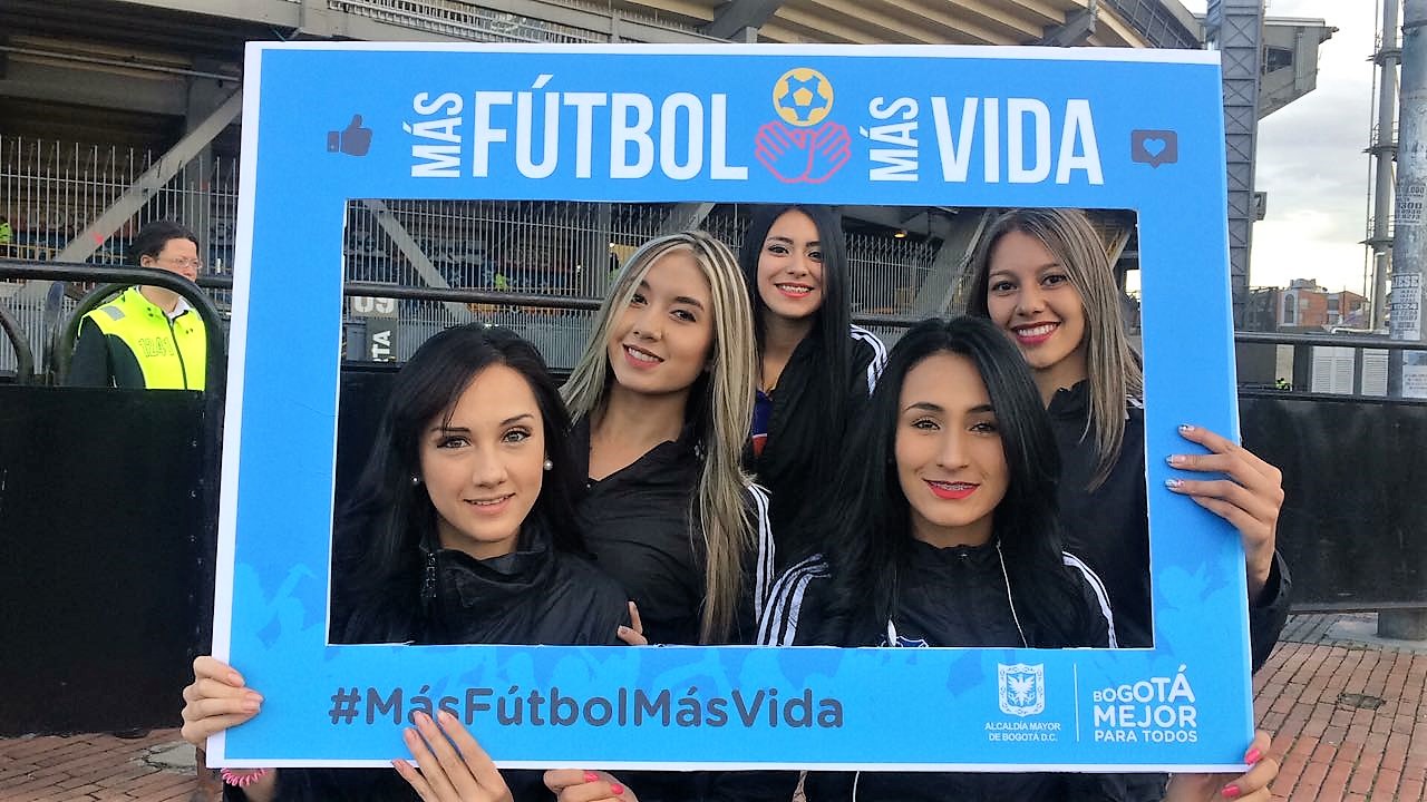 LOS BARRISTAS E HINCHAS CAPITALINOS CUMPLIERON LA PROMESA DE VIVIR LA FIESTA DEL FÚTBOL EN PAZ 