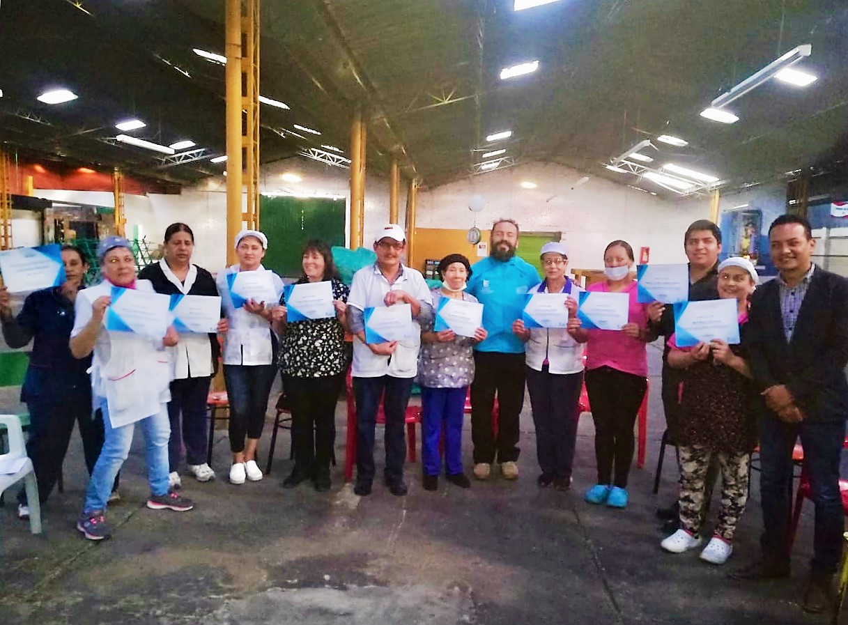 Trabajadores de la Plaza de Mercado San Carlos se forman en Herramientas para la Convivencia