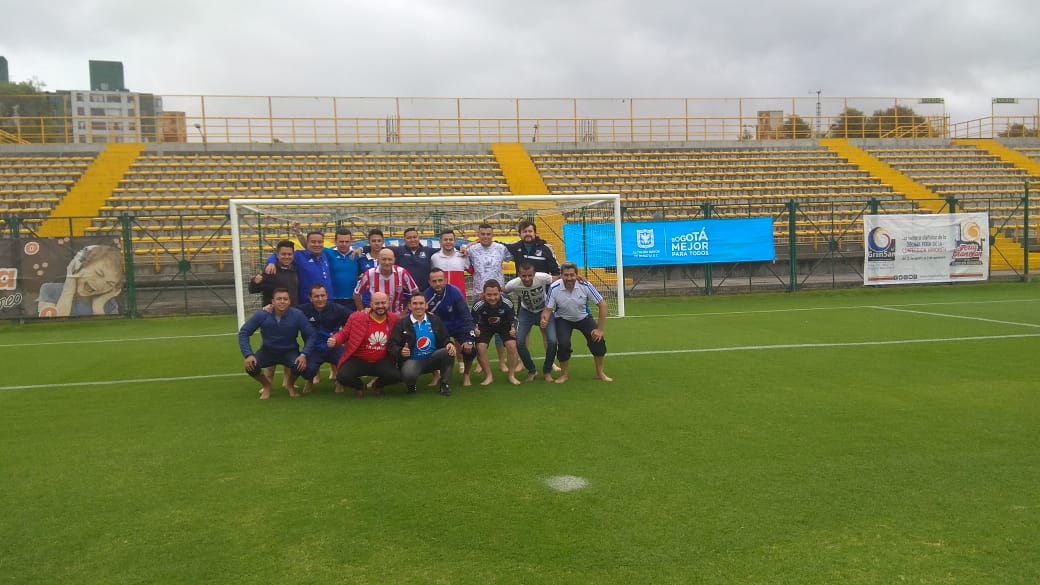 El Partido Cachaco de las barras populares azules y rojas, una tradición para los bogotanos