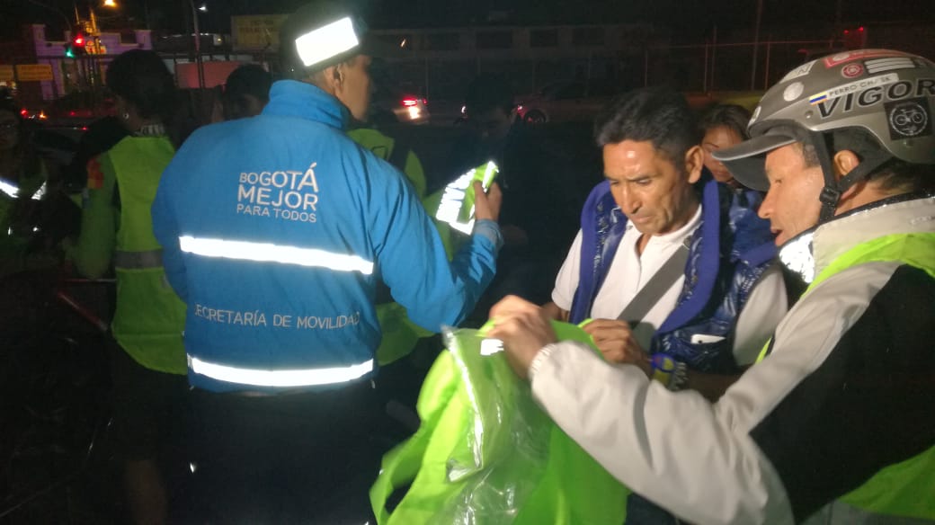 Con chalecos reflectivos para ciclistas se busca reducción de accidentes en Bogotá