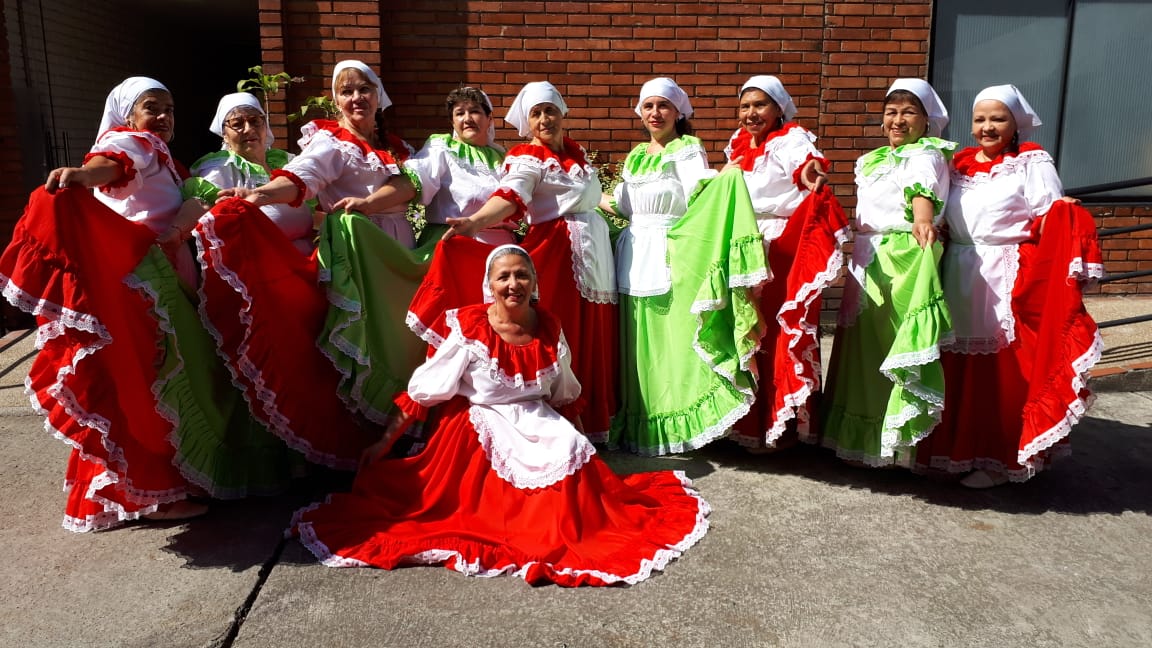 Cerca de 1.000 personas mayores bailaron al ritmo de cumbias en las eliminatorias del concurso 'Danzas Doradas'