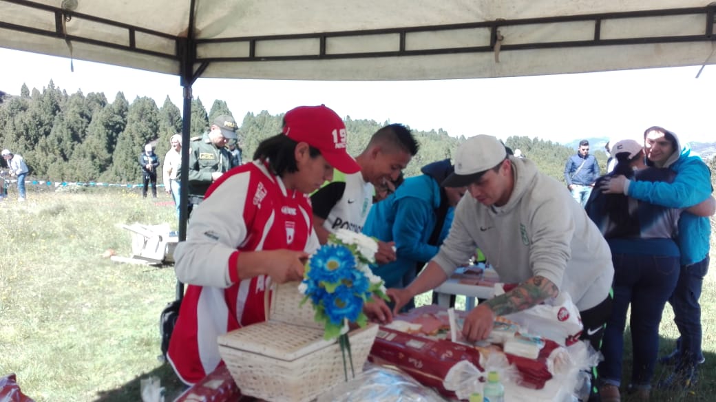 Barras futboleras de Chapinero celebran la navidad en el Verjón