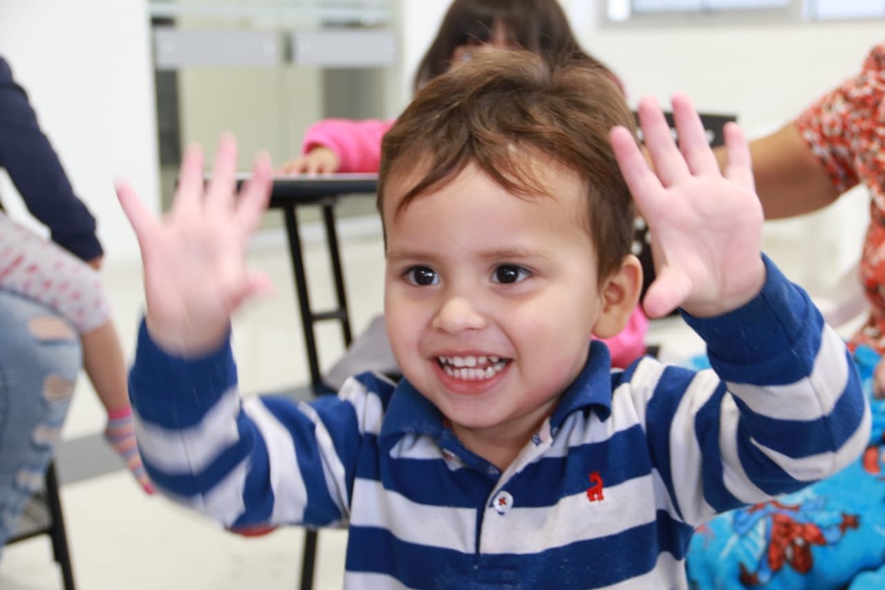 Las Aulas Hospitalarias del Hospital de la Misericordia – HOMI- se llenaron de risas, música, cuentos y muchos lápices de colores durante los talleres organizados por la Biblioteca de la Participación del Instituto Distrital de la Participación -IDPAC. A través de la lectura, el dibujo y diferentes actividades lúdico recreativas, los niños y niñas que asisten a estas aulas, pasaron una tarde diferente y divertida desbordada de creatividad.  Más de 50 niños y niñas que hacen parte del Programa de la Fundació