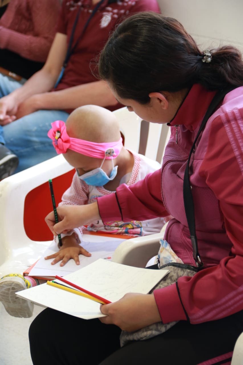 Las Aulas Hospitalarias del Hospital de la Misericordia – HOMI- se llenaron de risas, música, cuentos y muchos lápices de colores durante los talleres organizados por la Biblioteca de la Participación del Instituto Distrital de la Participación -IDPAC. A través de la lectura, el dibujo y diferentes actividades lúdico recreativas, los niños y niñas que asisten a estas aulas, pasaron una tarde diferente y divertida desbordada de creatividad.  Más de 50 niños y niñas que hacen parte del Programa de la Fundació