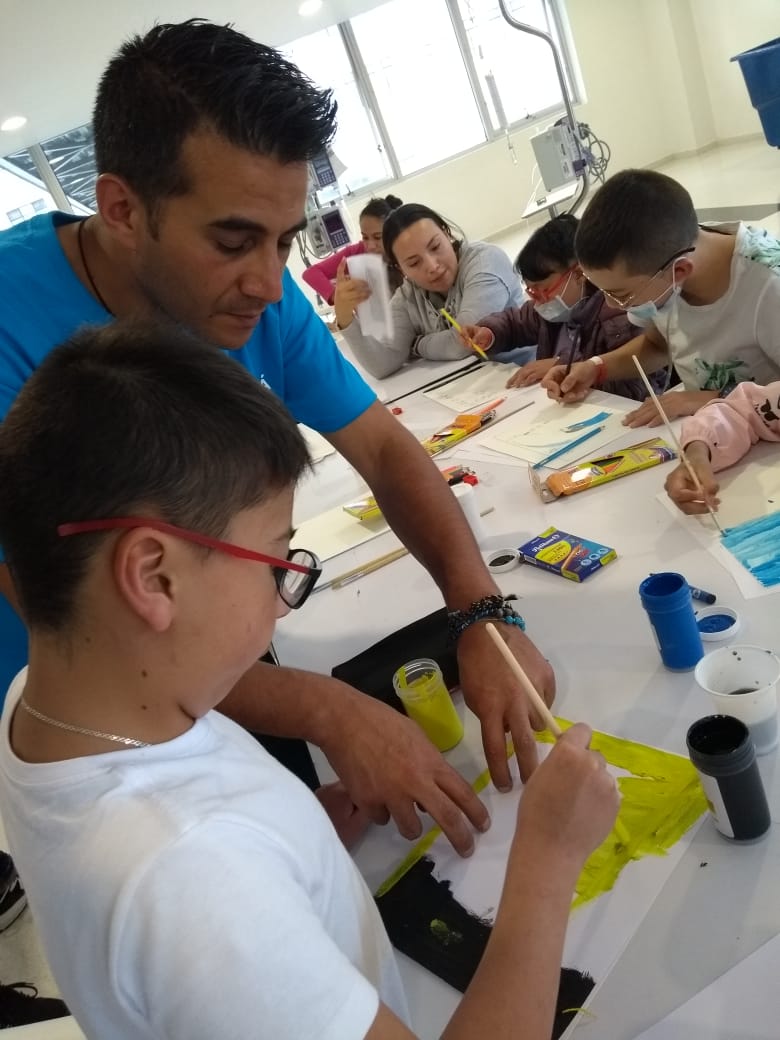 Las Aulas Hospitalarias del Hospital de la Misericordia – HOMI- se llenaron de risas, música, cuentos y muchos lápices de colores durante los talleres organizados por la Biblioteca de la Participación del Instituto Distrital de la Participación -IDPAC. A través de la lectura, el dibujo y diferentes actividades lúdico recreativas, los niños y niñas que asisten a estas aulas, pasaron una tarde diferente y divertida desbordada de creatividad.  Más de 50 niños y niñas que hacen parte del Programa de la Fundació