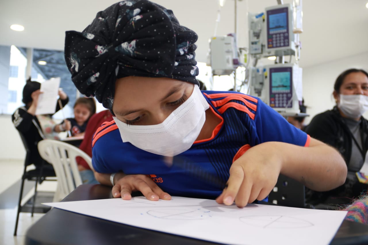 Las Aulas Hospitalarias del Hospital de la Misericordia – HOMI- se llenaron de risas, música, cuentos y muchos lápices de colores durante los talleres organizados por la Biblioteca de la Participación del Instituto Distrital de la Participación -IDPAC. A través de la lectura, el dibujo y diferentes actividades lúdico recreativas, los niños y niñas que asisten a estas aulas, pasaron una tarde diferente y divertida desbordada de creatividad.  Más de 50 niños y niñas que hacen parte del Programa de la Fundació