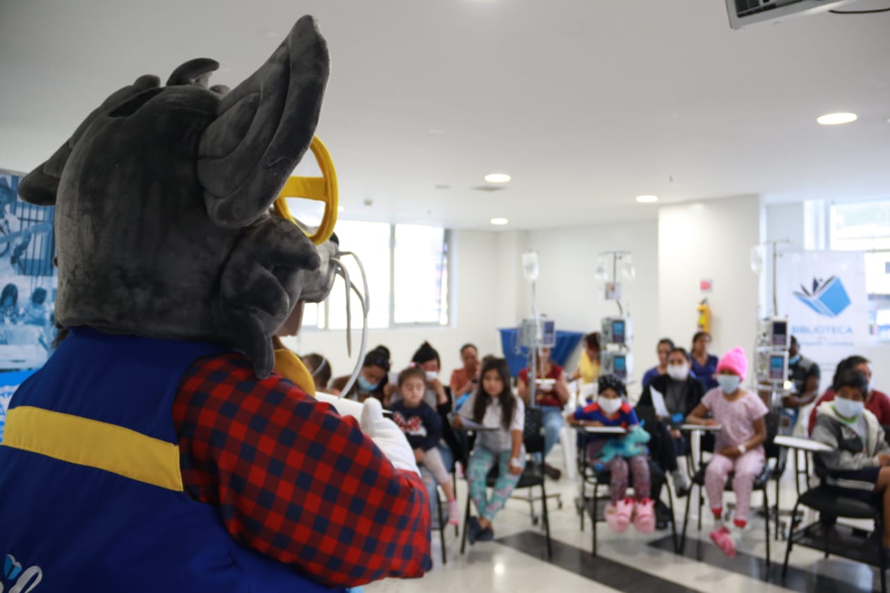 Las Aulas Hospitalarias del Hospital de la Misericordia – HOMI- se llenaron de risas, música, cuentos y muchos lápices de colores durante los talleres organizados por la Biblioteca de la Participación del Instituto Distrital de la Participación -IDPAC. A través de la lectura, el dibujo y diferentes actividades lúdico recreativas, los niños y niñas que asisten a estas aulas, pasaron una tarde diferente y divertida desbordada de creatividad.  Más de 50 niños y niñas que hacen parte del Programa de la Fundació