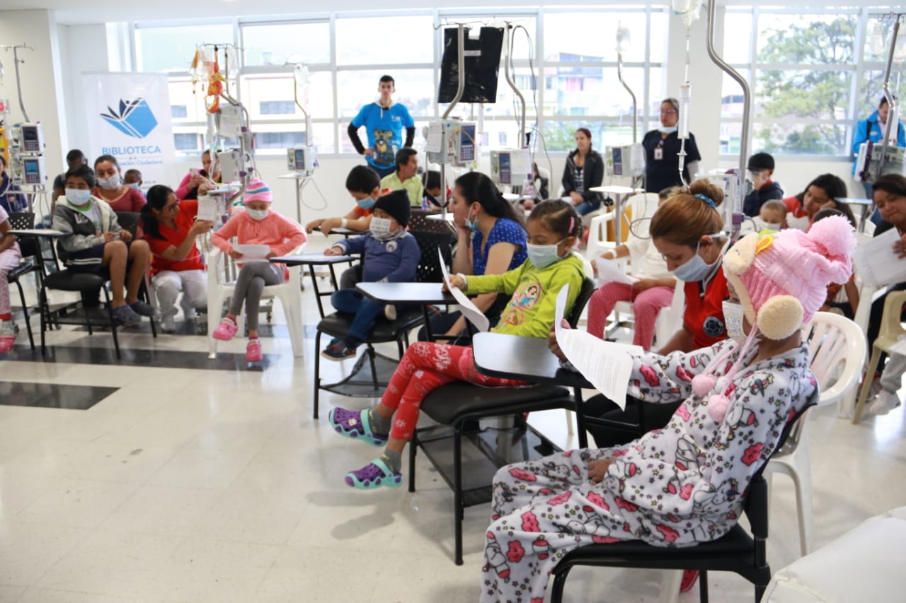 Las Aulas Hospitalarias del Hospital de la Misericordia – HOMI- se llenaron de risas, música, cuentos y muchos lápices de colores durante los talleres organizados por la Biblioteca de la Participación del Instituto Distrital de la Participación -IDPAC. A través de la lectura, el dibujo y diferentes actividades lúdico recreativas, los niños y niñas que asisten a estas aulas, pasaron una tarde diferente y divertida desbordada de creatividad.  Más de 50 niños y niñas que hacen parte del Programa de la Fundació