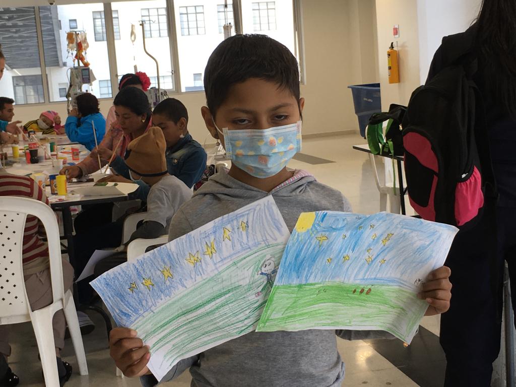 Las Aulas Hospitalarias del Hospital de la Misericordia – HOMI- se llenaron de risas, música, cuentos y muchos lápices de colores durante los talleres organizados por la Biblioteca de la Participación del Instituto Distrital de la Participación -IDPAC. A través de la lectura, el dibujo y diferentes actividades lúdico recreativas, los niños y niñas que asisten a estas aulas, pasaron una tarde diferente y divertida desbordada de creatividad.  Más de 50 niños y niñas que hacen parte del Programa de la Fundació