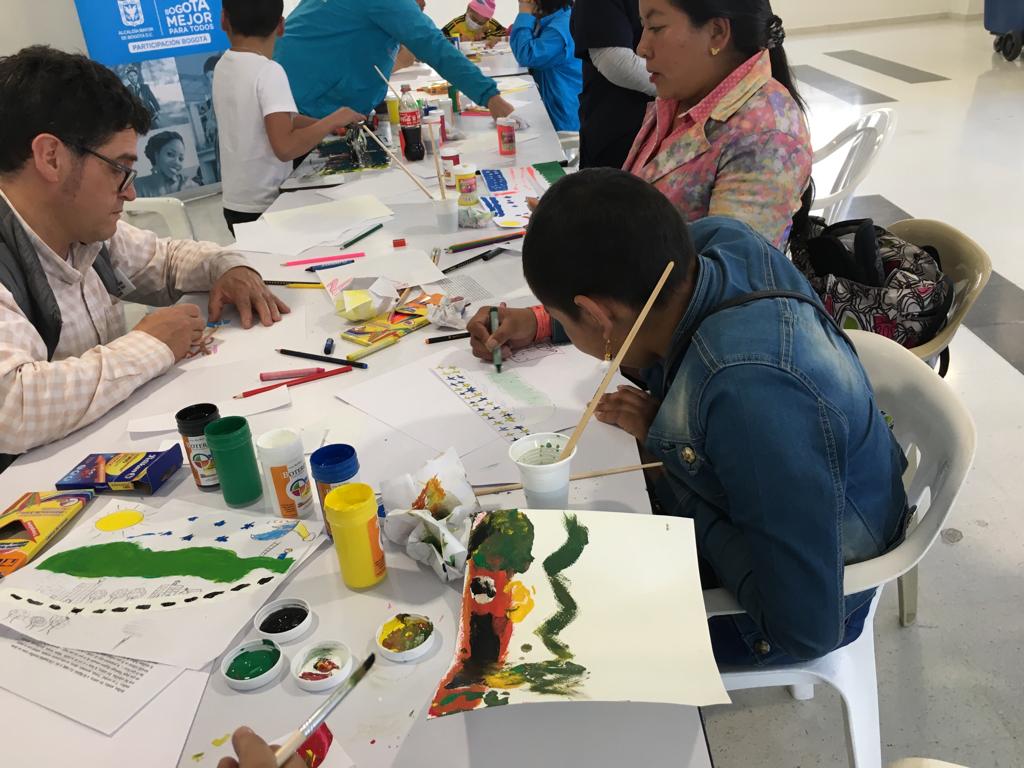 Las Aulas Hospitalarias del Hospital de la Misericordia – HOMI- se llenaron de risas, música, cuentos y muchos lápices de colores durante los talleres organizados por la Biblioteca de la Participación del Instituto Distrital de la Participación -IDPAC. A través de la lectura, el dibujo y diferentes actividades lúdico recreativas, los niños y niñas que asisten a estas aulas, pasaron una tarde diferente y divertida desbordada de creatividad.  Más de 50 niños y niñas que hacen parte del Programa de la Fundació