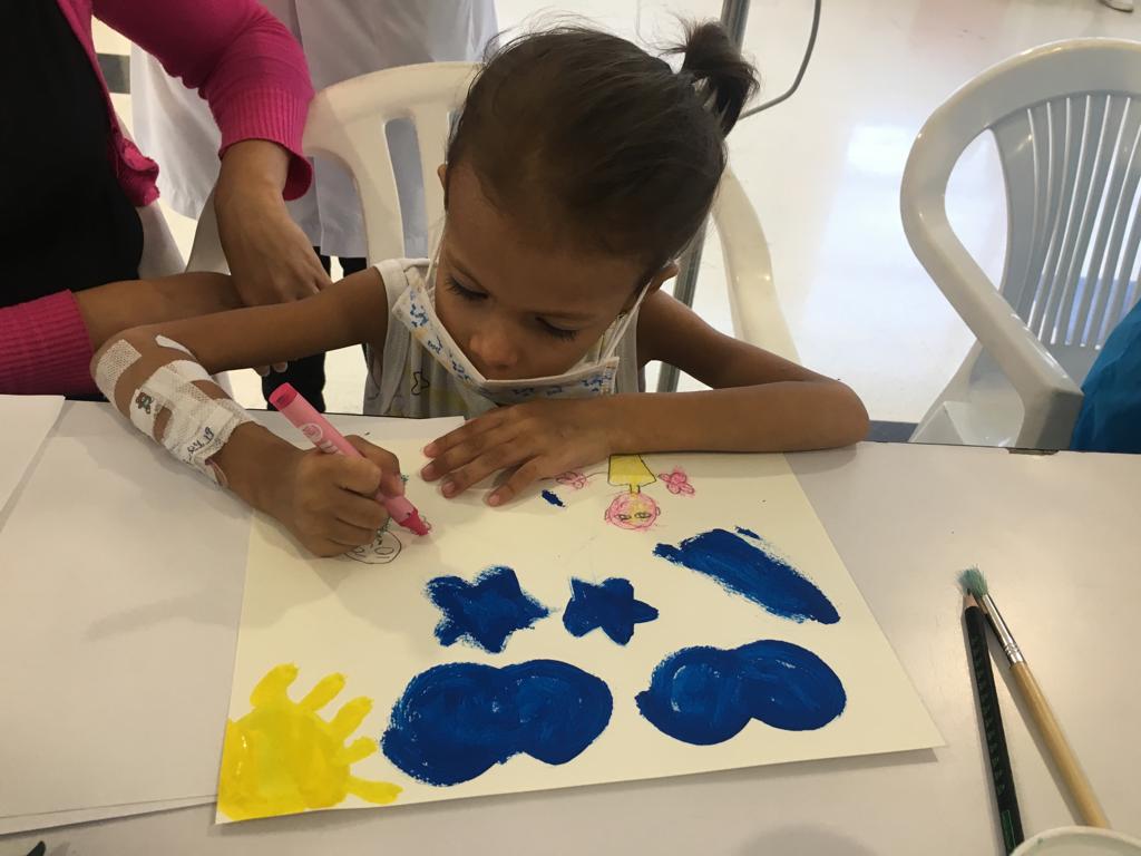 Las Aulas Hospitalarias del Hospital de la Misericordia – HOMI- se llenaron de risas, música, cuentos y muchos lápices de colores durante los talleres organizados por la Biblioteca de la Participación del Instituto Distrital de la Participación -IDPAC. A través de la lectura, el dibujo y diferentes actividades lúdico recreativas, los niños y niñas que asisten a estas aulas, pasaron una tarde diferente y divertida desbordada de creatividad.  Más de 50 niños y niñas que hacen parte del Programa de la Fundació