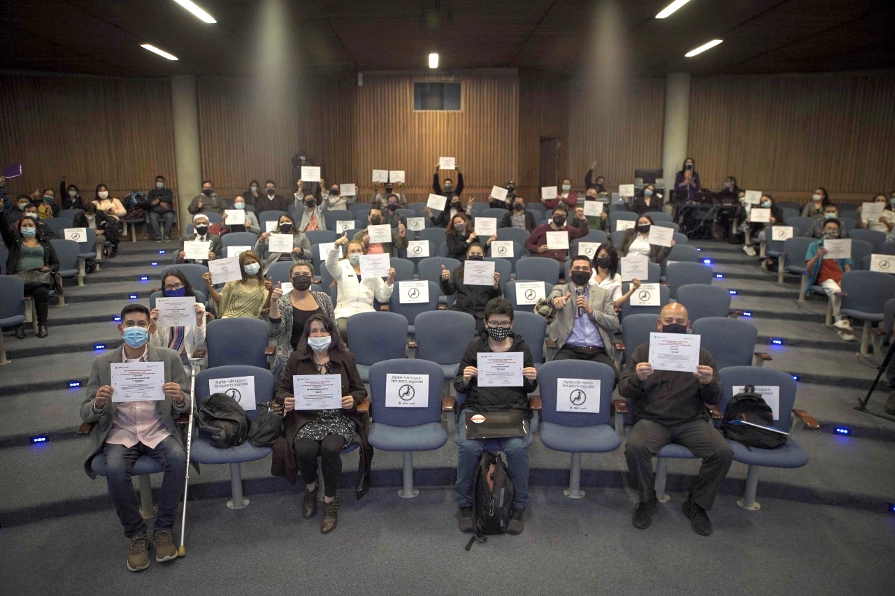 Auditorio con personas y diplomas