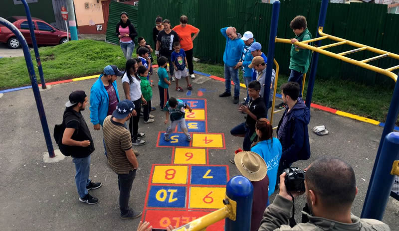 Comunales, vecinos e IDPAC, le pusieron color a su barrio en la localidad de Santa Fe