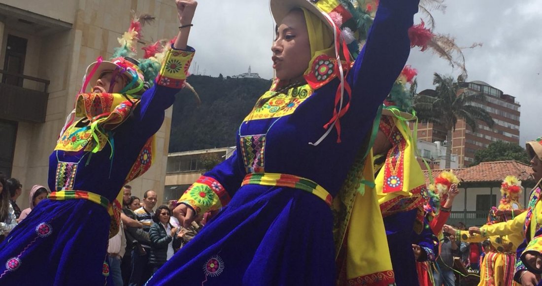 Con trajes típicos y bailes tradicionales bolivianos se toman las calles de La Candelaria 