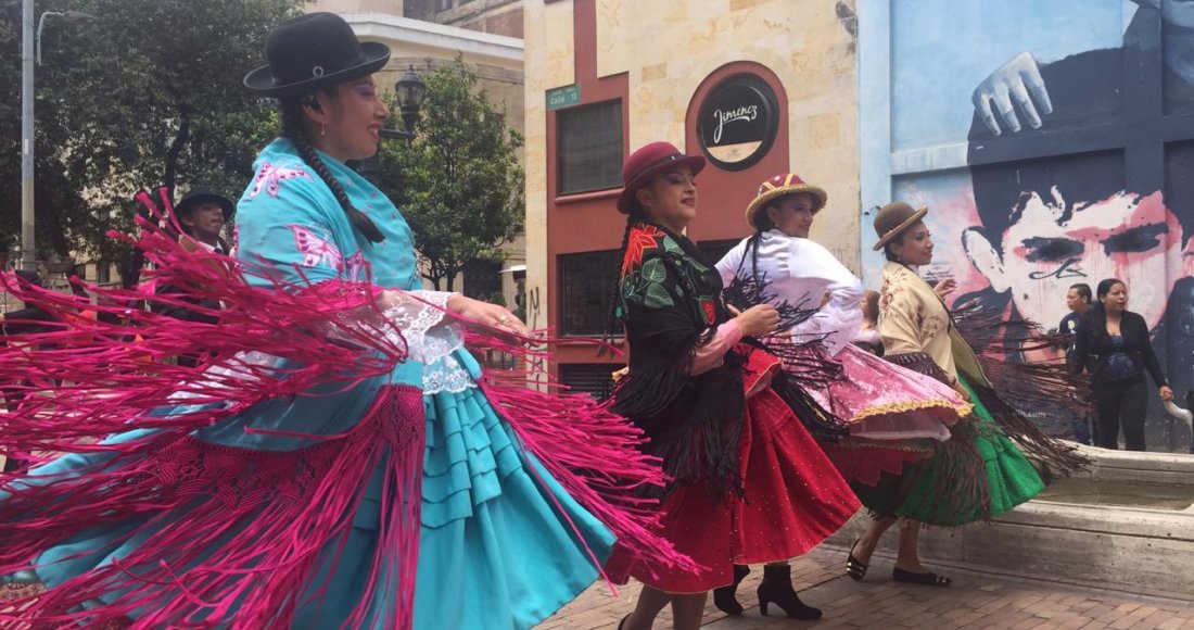 Con trajes típicos y bailes tradicionales bolivianos se toman las calles de La Candelaria 