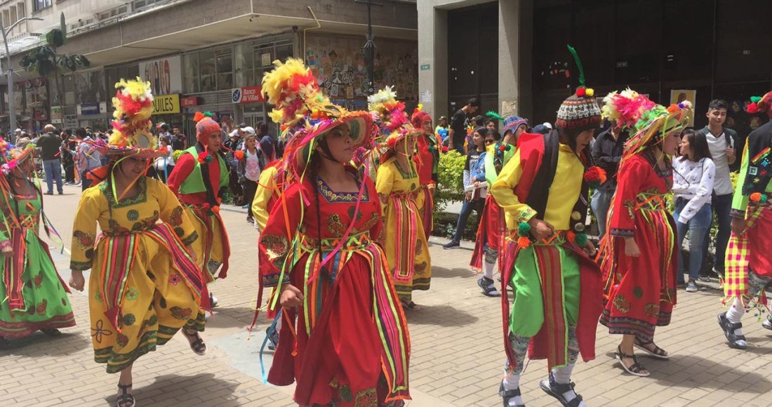 Con trajes típicos y bailes tradicionales bolivianos se toman las calles de La Candelaria 