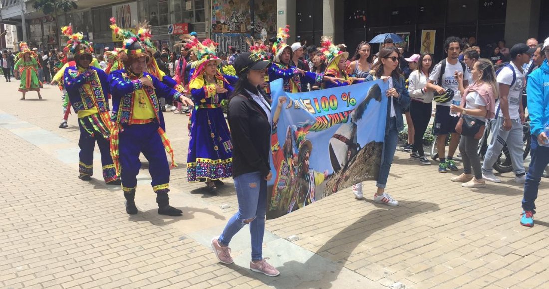 Con trajes típicos y bailes tradicionales bolivianos se toman las calles de La Candelaria 