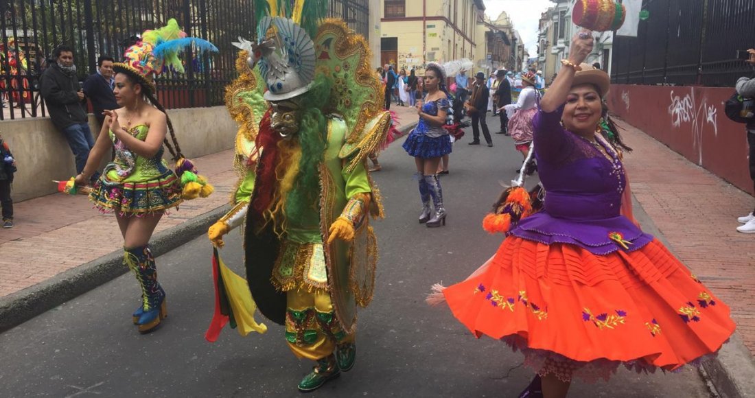 Con trajes típicos y bailes tradicionales bolivianos se toman las calles de La Candelaria 