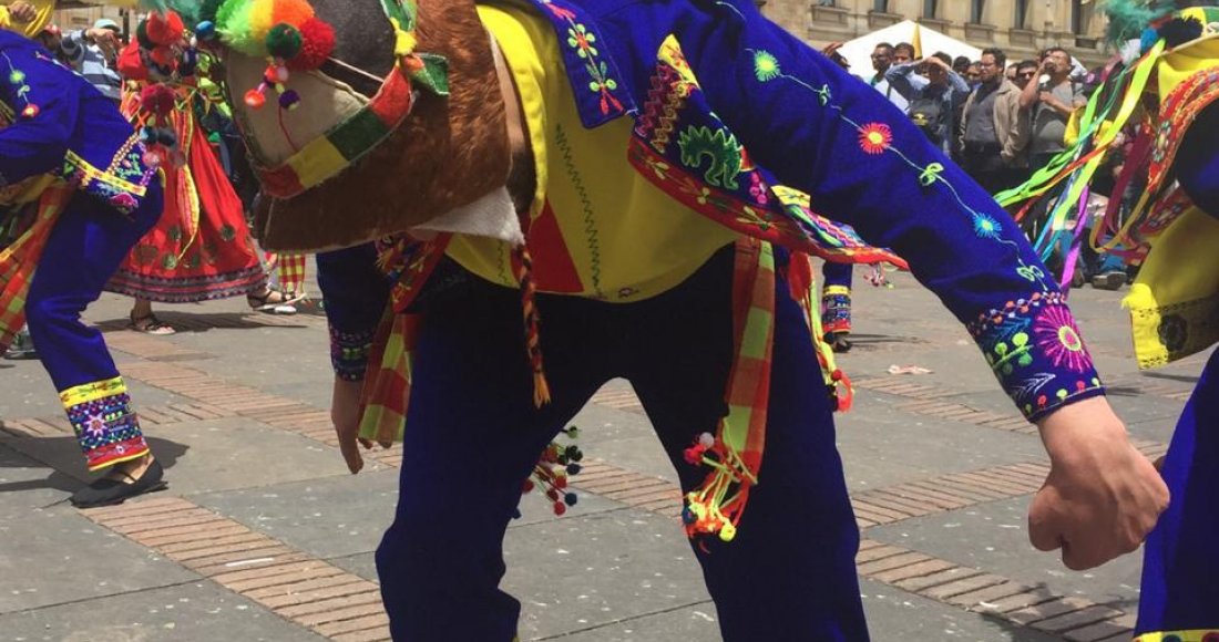 Con trajes típicos y bailes tradicionales bolivianos se toman las calles de La Candelaria 