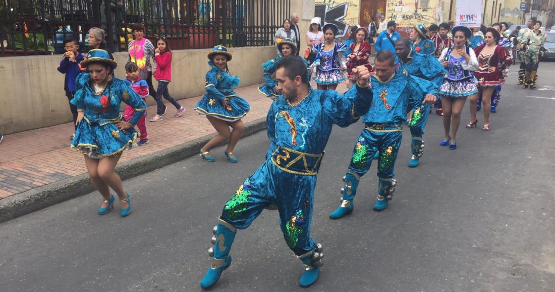 Con trajes típicos y bailes tradicionales bolivianos se toman las calles de La Candelaria 